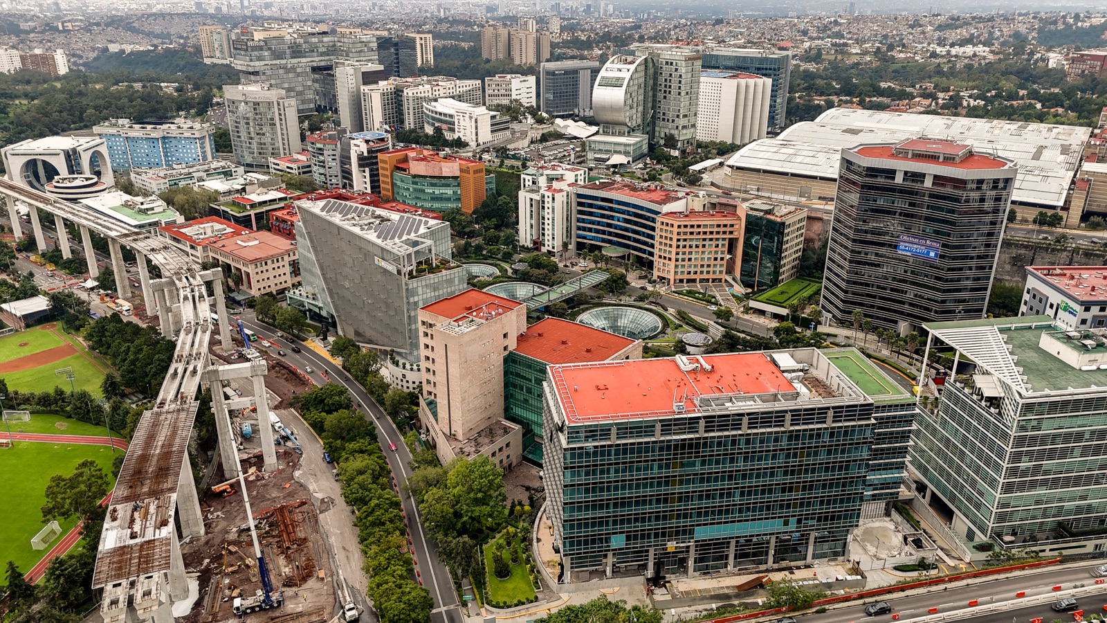 Vista aérea de las vialidades y edificios de la zona corporativa de Santa Fe, CDMX