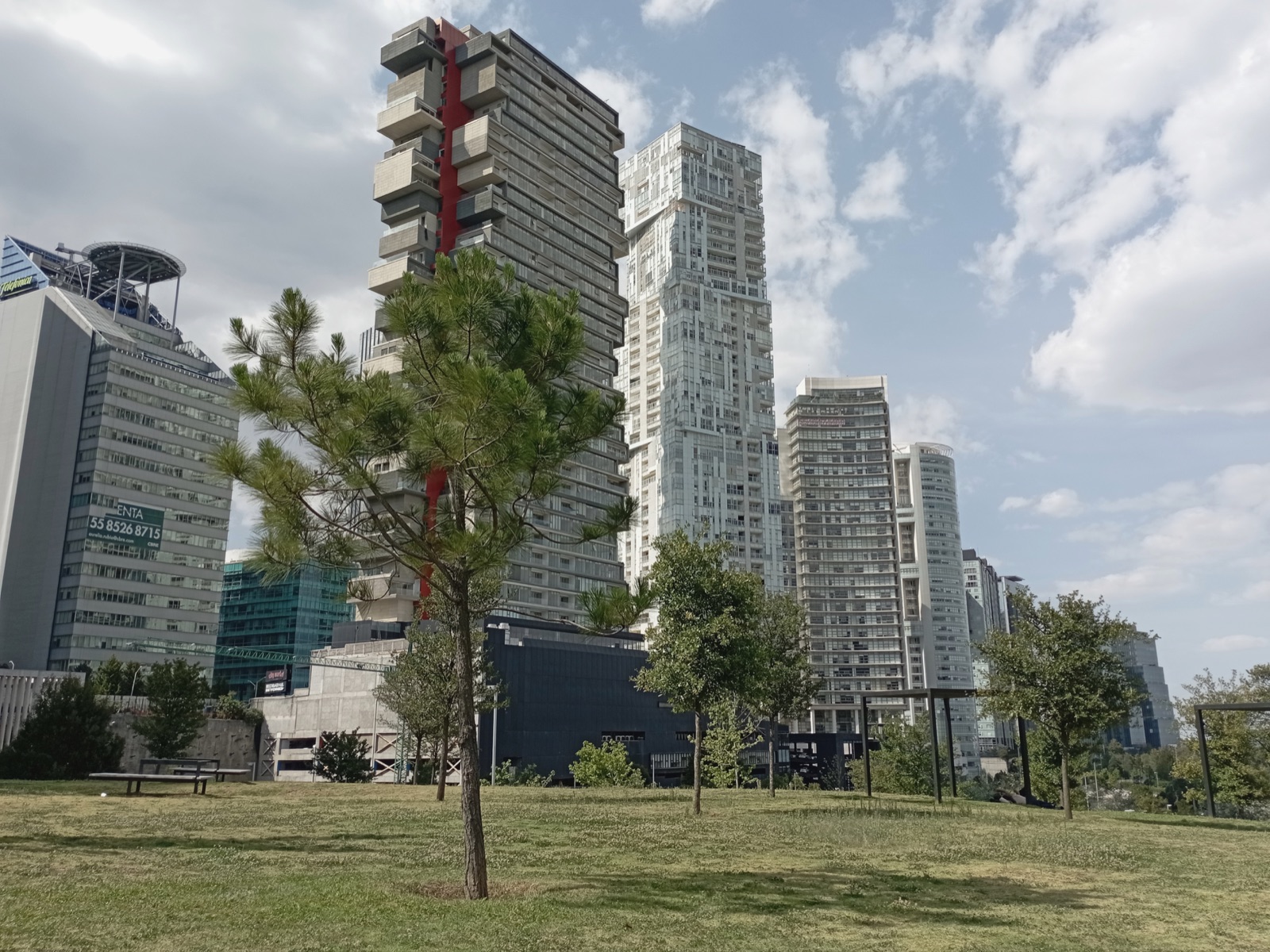 Edificios de Santa Fe vistos desde las áreas verdes del Parque La Mexicana, CDMX