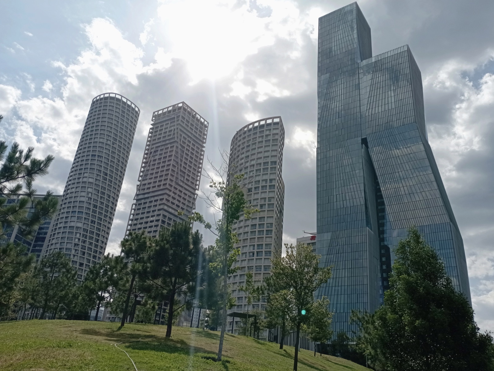 Arquitectura y torres de Santa Fe junto al Parque La Mexicana, Ciudad de México