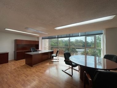 Oficina Amueblada en Venta Piso 1 en Calz. Gral, M. Escobedo en Col. Anzurez — fotografía 3