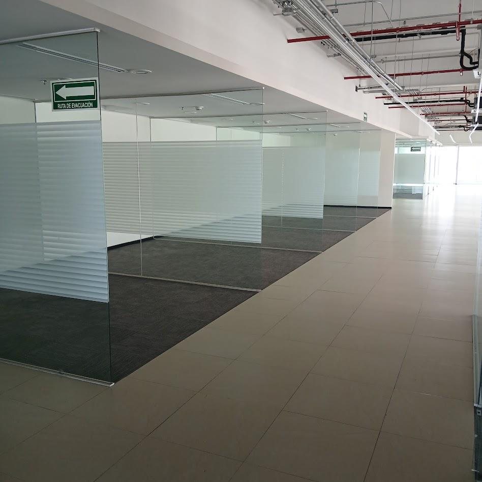 Pasillo de privados con cristal templado en oficina de Santa Fe