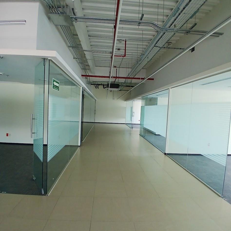 Circulación principal con privados de cristal, Espacio Santa Fe Piso 18