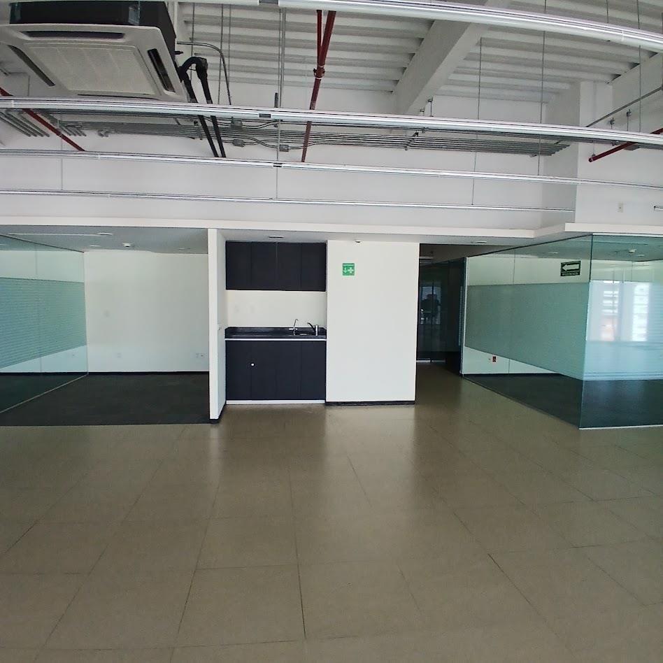 Área de servicio y cocineta de la oficina en Espacio Santa Fe