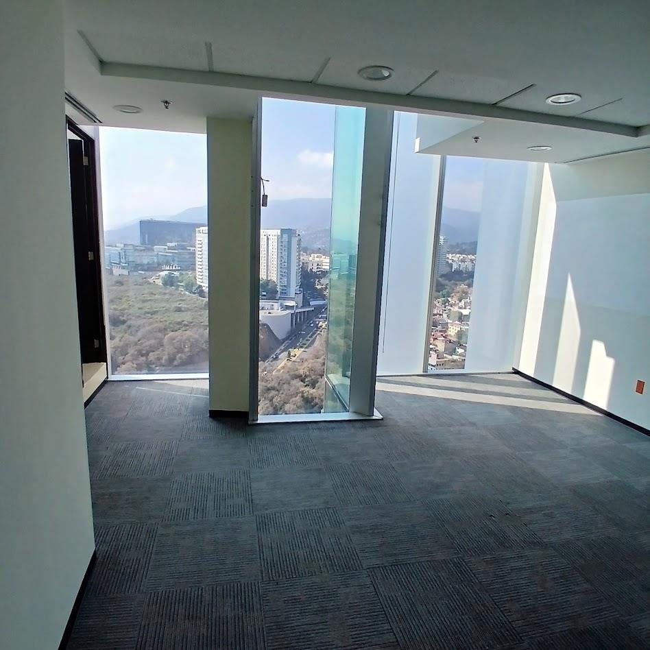 Privado alfombrado con ventanal panorámico en Santa Fe