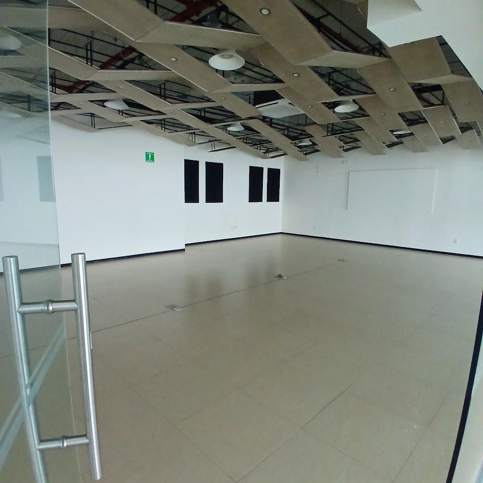 Sala amplia de trabajo o capacitación en oficina de Santa Fe